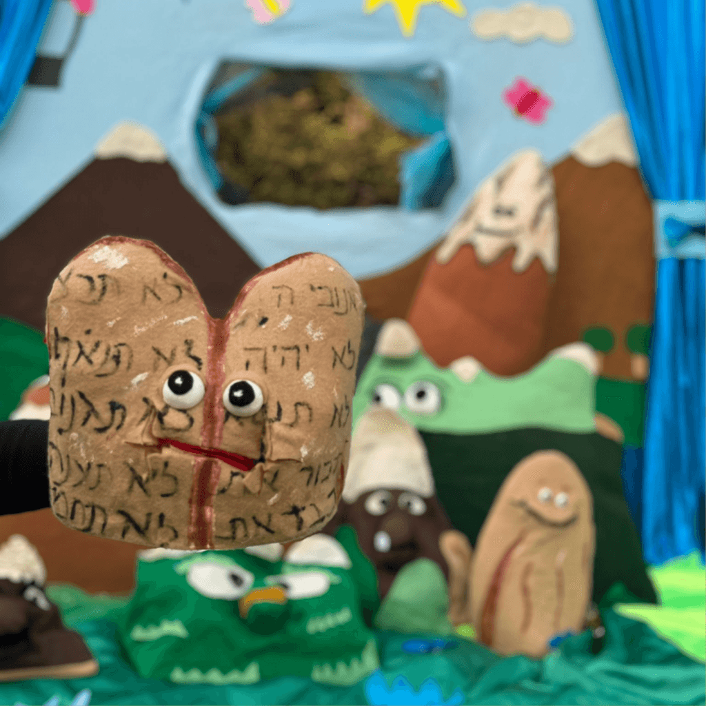 הצגת הריב הגדול לשבועות – מתן תורה וענווה בהר סיני