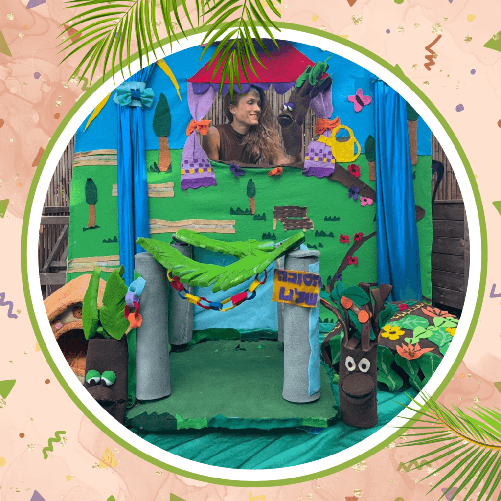 הצגת סוכות קטנות של תיאטרון חבובל'ה הצגה צבעונית לפעוטות על בניית סוכה, שמחה ויצירה