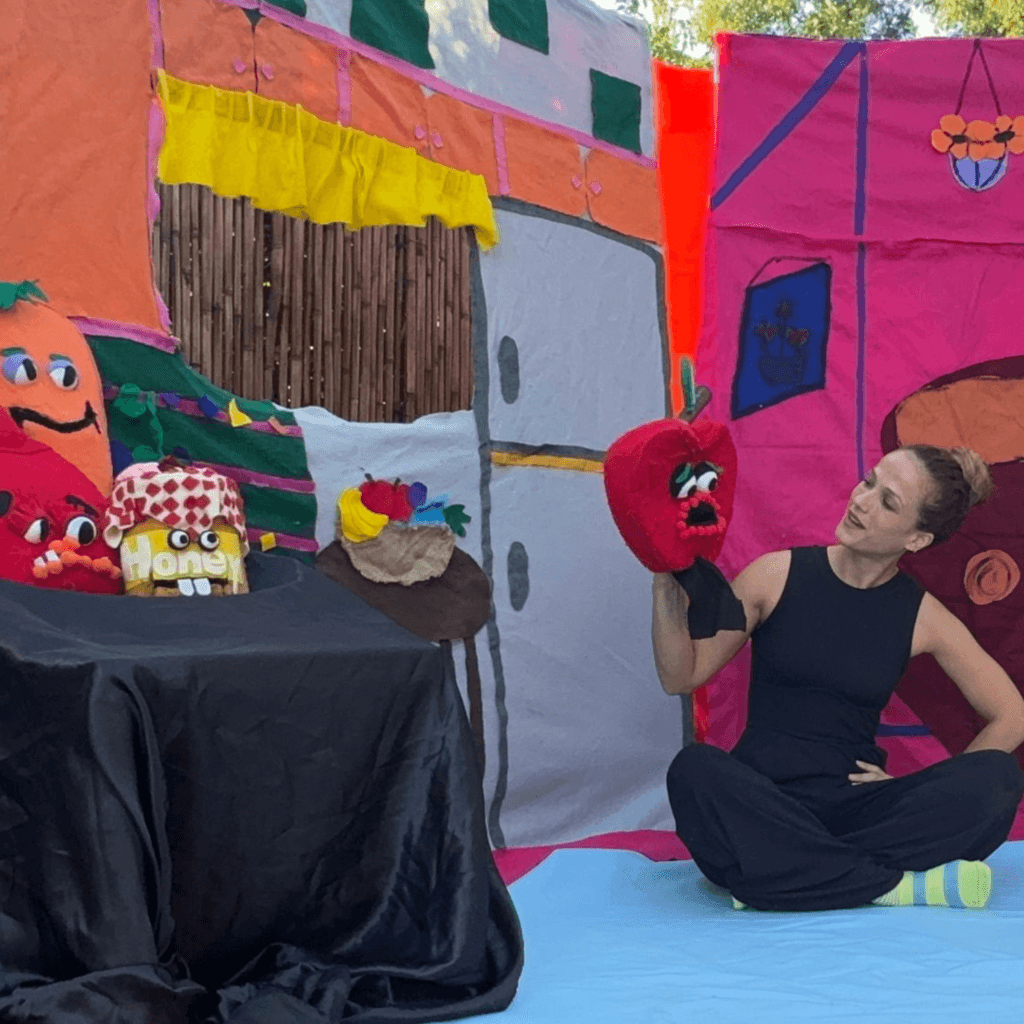 תיאטרון חבובל'ה – הצגה על תפוח בדבש לראש השנה עם בובות ותפאורה צבעונית בנושא סליחה ופיוס.