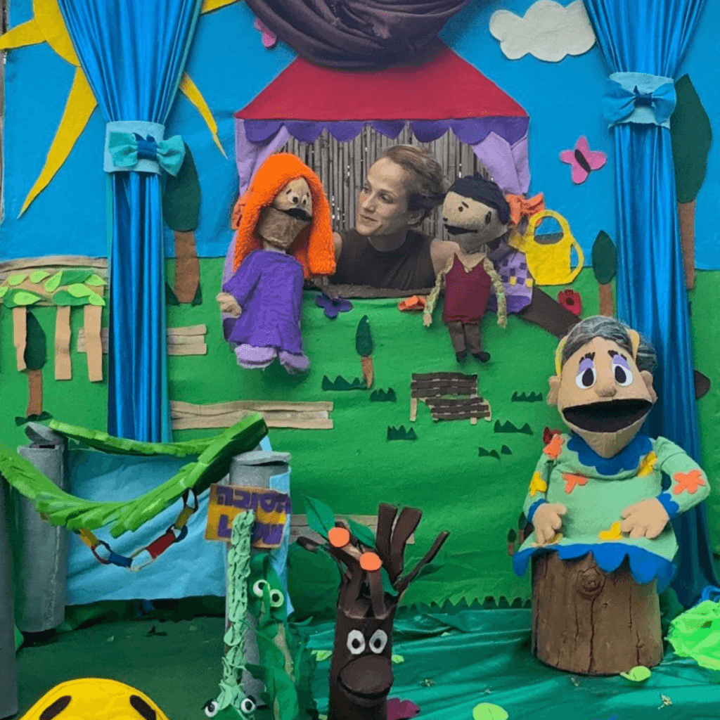 תיאטרון חבובל'ה מציג את ההצגה האושפיזין – סוכה, ארבעת המינים ושלום בין אחים בחג סוכות.