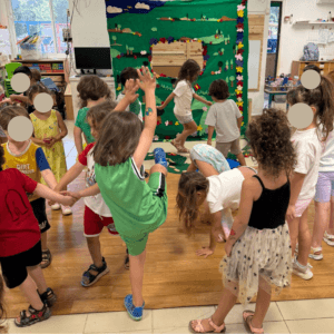 ילדים רוקדים אחרי ההצגה של חבובל'ה