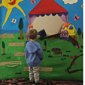 ילדים משתתפים בהצגות לפעוטות